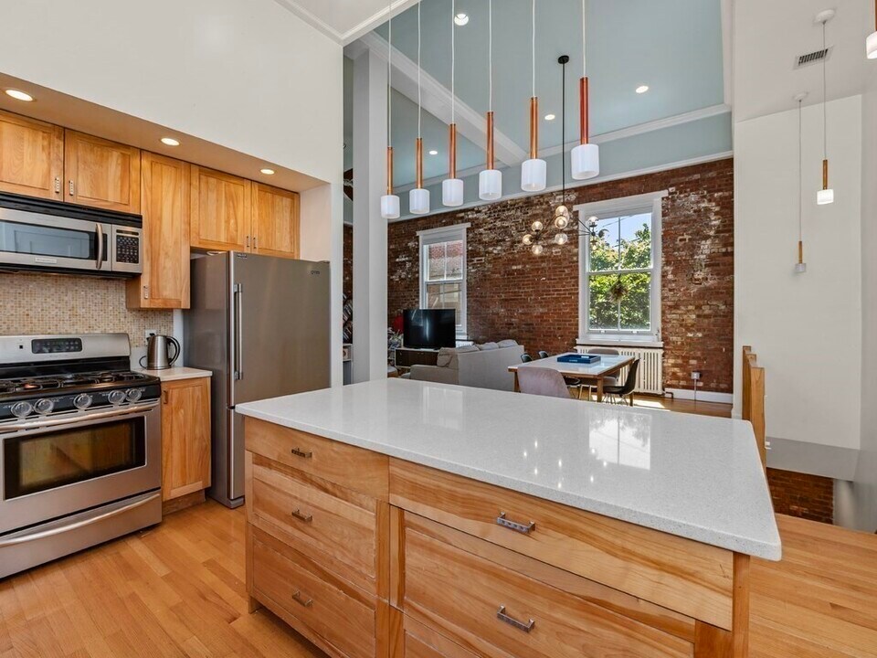 35 Saratoga St in Boston, MA - Building Photo