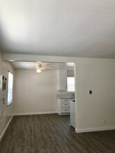 4961 Kester Ave in Sherman Oaks, CA - Foto de edificio - Building Photo