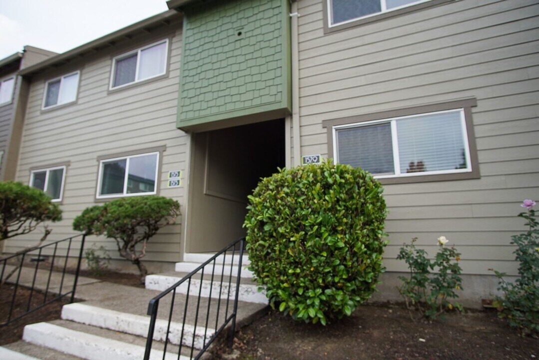 1545 SE Stark St in Portland, OR - Foto de edificio