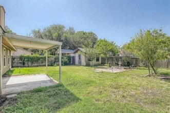1306 Wayne Dr in Round Rock, TX - Foto de edificio - Building Photo
