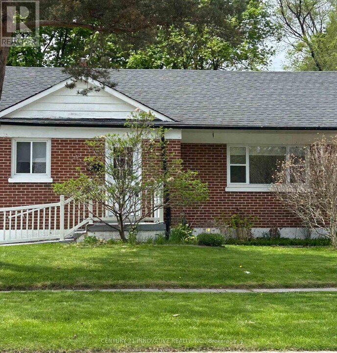 82 Admiral Rd in Ajax, ON - Building Photo