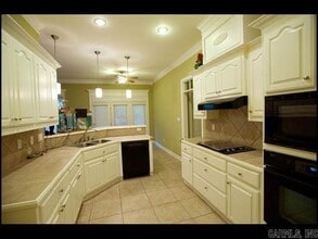 136 Orleans Dr in Maumelle, AR - Foto de edificio - Building Photo