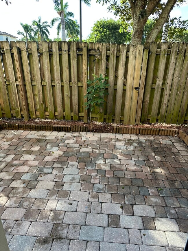 9041 SW 227th St in Cutler Bay, FL - Foto de edificio - Building Photo