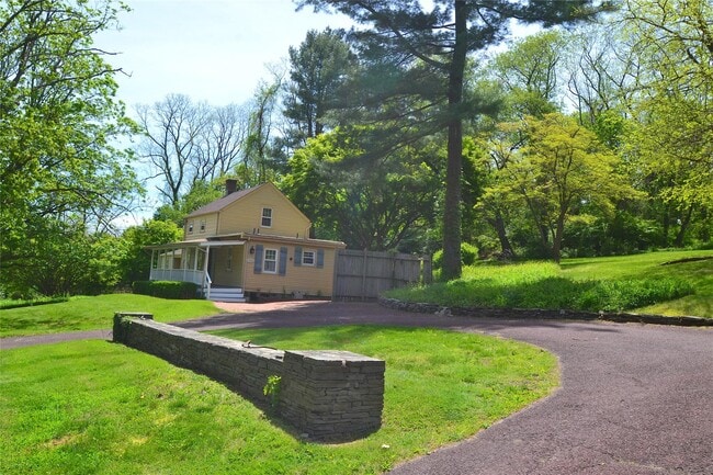 327 W Neck Rd in Lloyd Harbor, NY - Building Photo - Building Photo