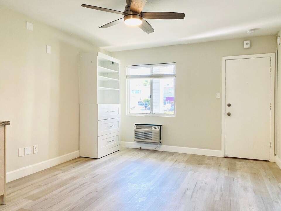 1141 Silverado St in San Diego, CA - Foto de edificio