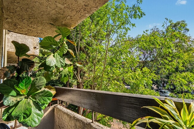 2700 Cahuenga Blvd E, Unit 1203 in Los Angeles, CA - Foto de edificio - Building Photo