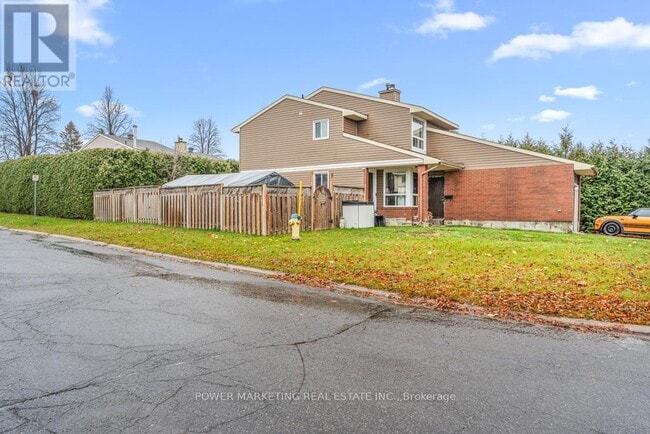 1631 Saxony Crescent in Ottawa, ON - Building Photo - Building Photo