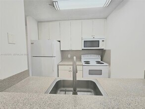 1225 NE 124th St in North Miami, FL - Building Photo - Building Photo