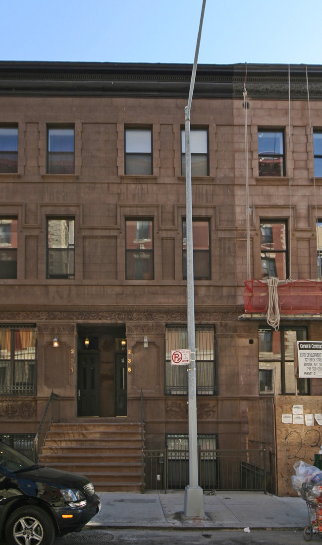 235 W 120th St in New York, NY - Foto de edificio - Building Photo