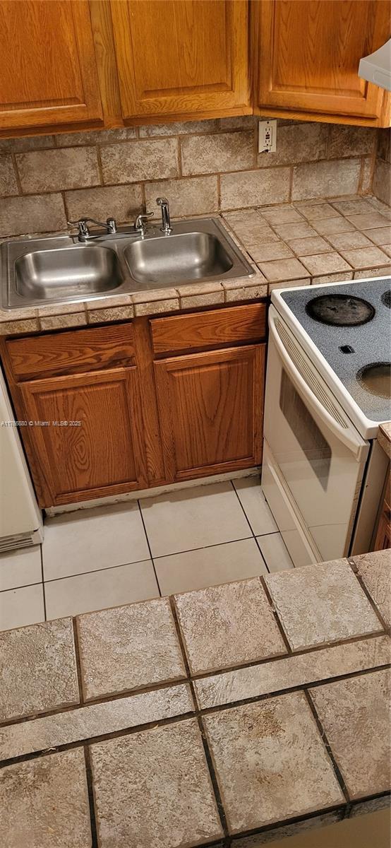 5830 NW 23rd St in Lauderhill, FL - Building Photo - Building Photo