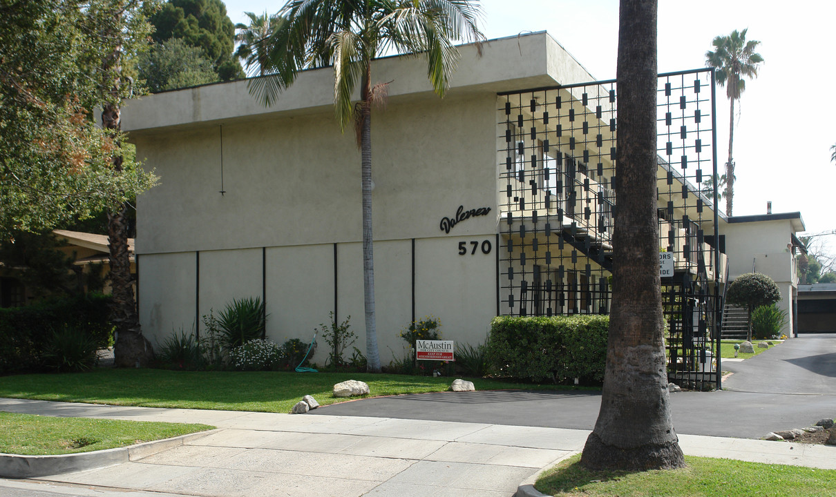 570 N Holliston Ave in Pasadena, CA - Foto de edificio