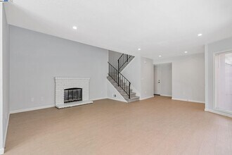 390 Grovewood Loop N in Brentwood, CA - Building Photo - Building Photo