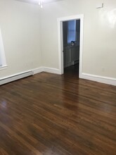 33 White St, Unit 33 B in Lowell, MA - Building Photo - Building Photo