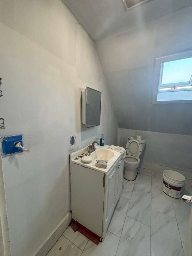 24 Belmont St, Unit 1 in Lawrence, MA - Building Photo - Building Photo