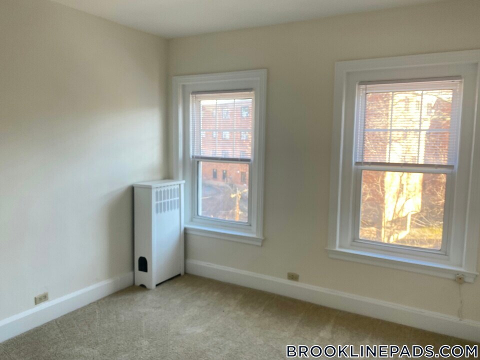 1223 Beacon St in Brookline, MA - Building Photo