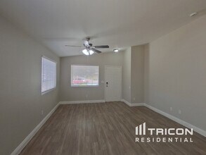 4825 River Splash Ave in Las Vegas, NV - Building Photo - Building Photo