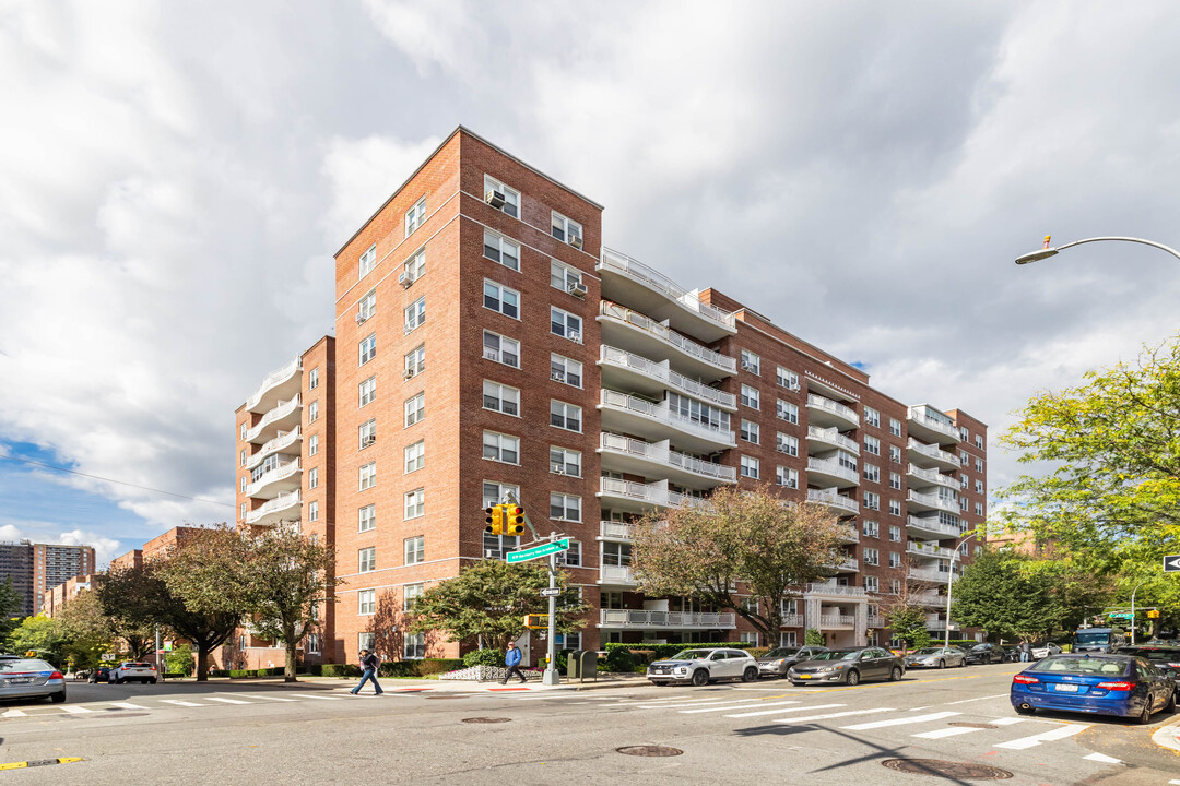 6910 108th St in Forest Hills, NY - Building Photo