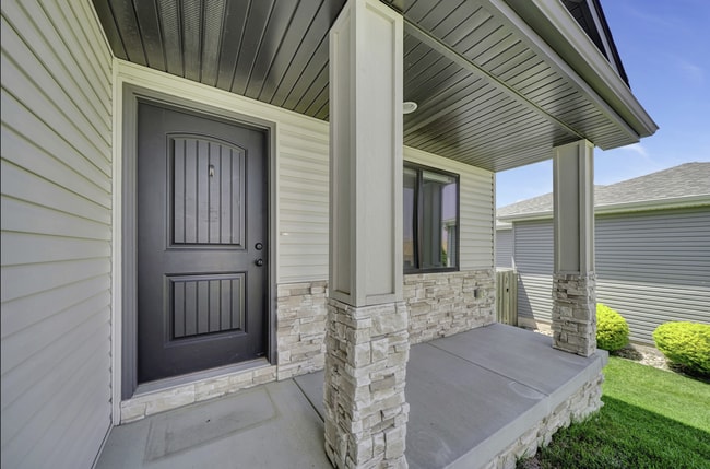 7339 Yankee Woods Dr in Lincoln, NE - Foto de edificio - Building Photo