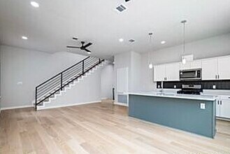 96 Lewis St in San Antonio, TX - Building Photo - Building Photo