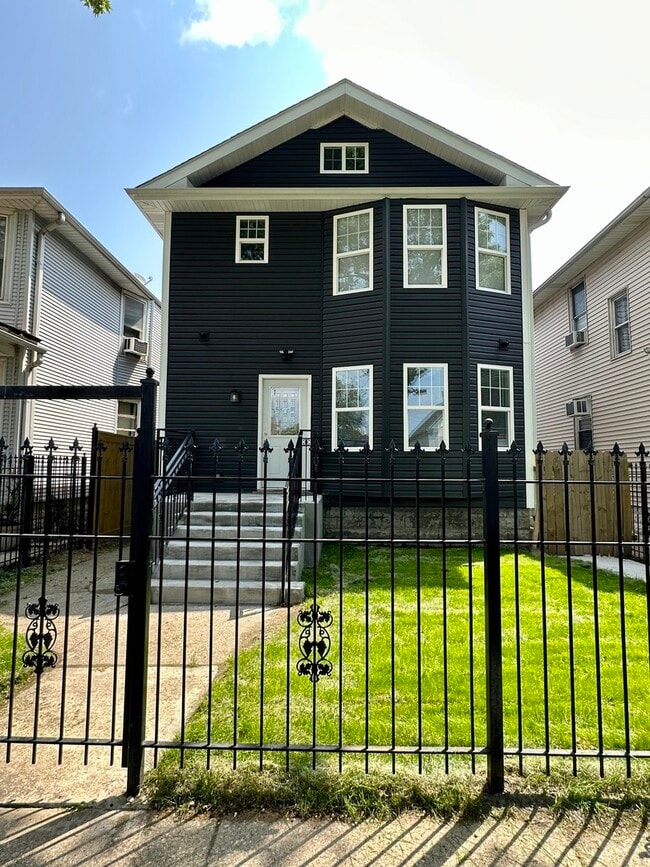 2233 N Lawler Ave in Chicago, IL - Building Photo - Building Photo