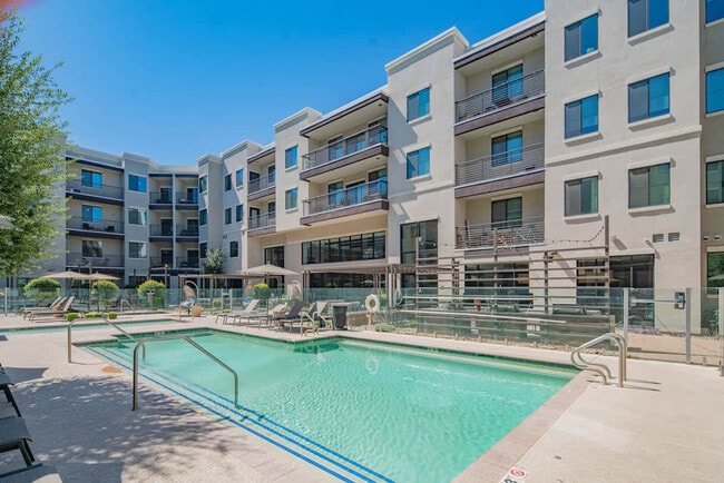 777 E Stella Ln in Phoenix, AZ - Building Photo - Building Photo