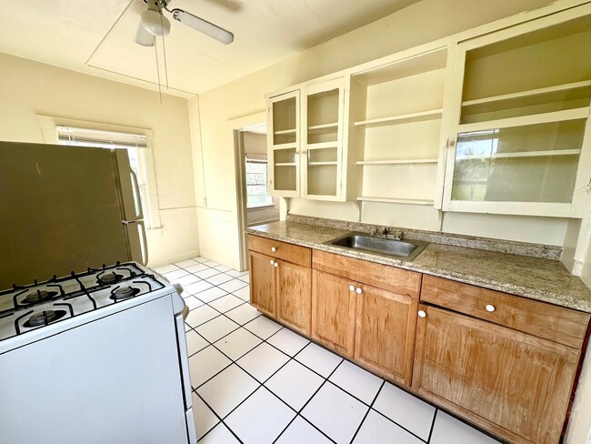 2010 Broward Ave in West Palm Beach, FL - Foto de edificio - Building Photo