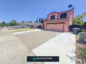 8282 Meadowhaven Dr in Sacramento, CA - Building Photo - Building Photo