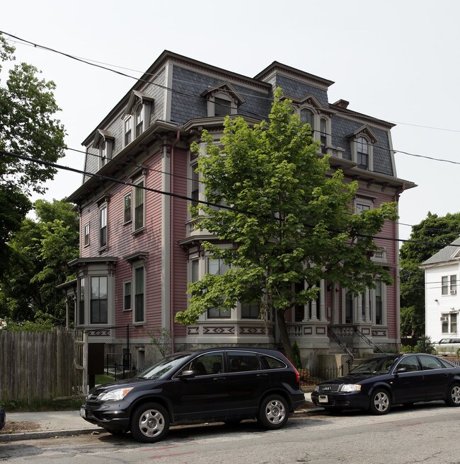 14 Parkis Ave in Providence, RI - Foto de edificio - Building Photo