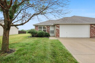 1313 NW Willow Dr in Grain Valley, MO - Building Photo