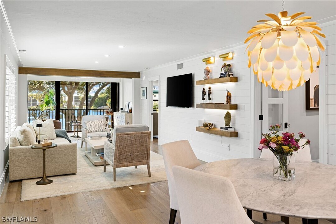 3135 Riviera Dr in Naples, FL - Building Photo