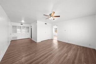 523 S Travis St in Sherman, TX - Building Photo