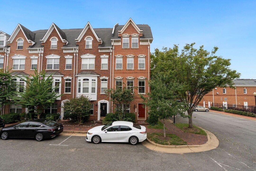 211 Medlock Ln in Alexandria, VA - Building Photo