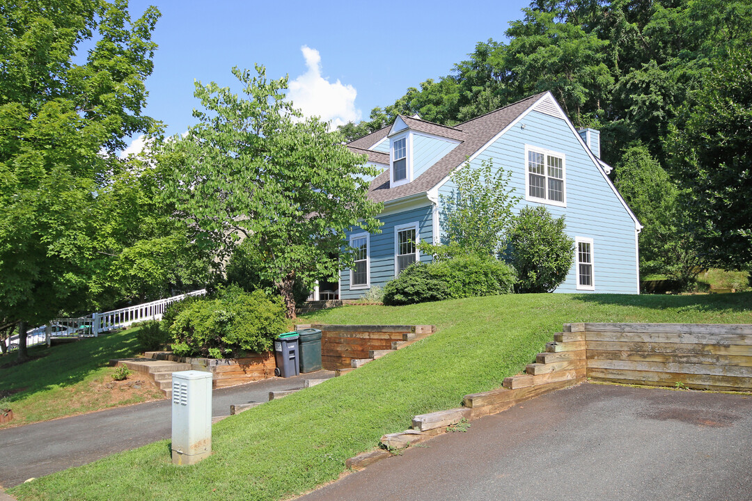 904 Locust Ln in Charlottesville, VA - Foto de edificio