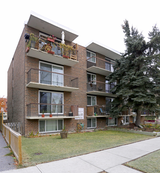 Oakwood Place in Calgary, AB - Building Photo