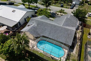 8521 NW 53rd St in Lauderhill, FL - Building Photo