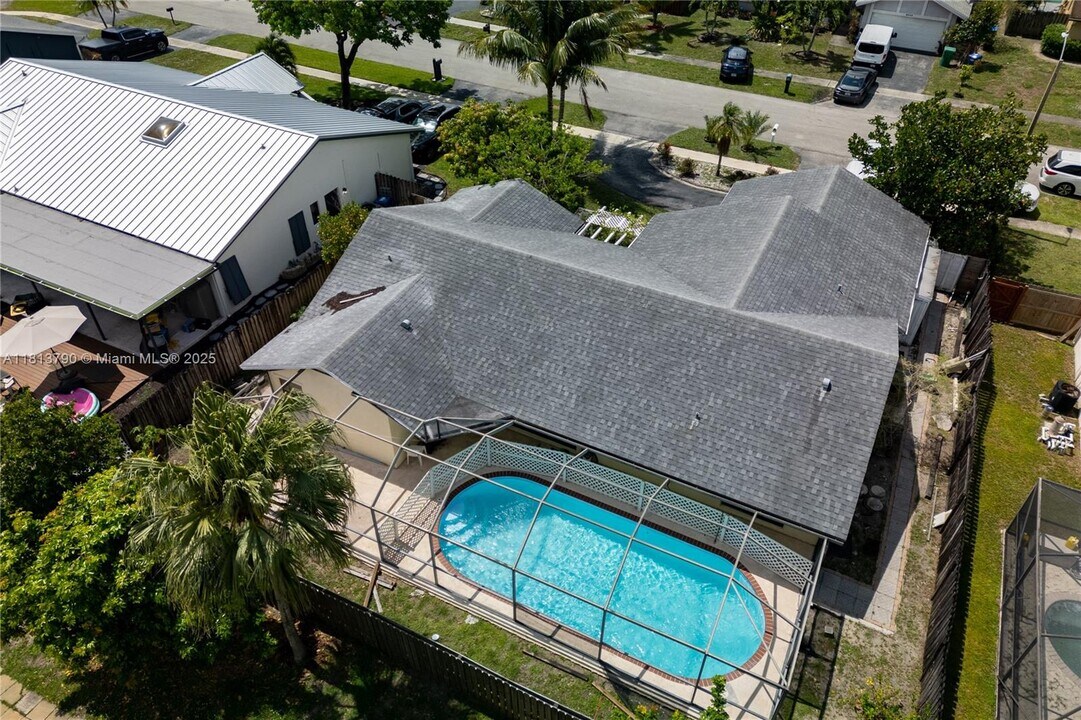 8521 NW 53rd St in Lauderhill, FL - Building Photo