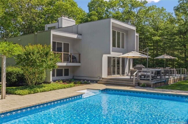 19 Woodland Way in Quogue, NY - Building Photo - Building Photo