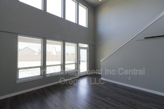 1432 NW Spruce Ct in Redmond, OR - Building Photo - Building Photo