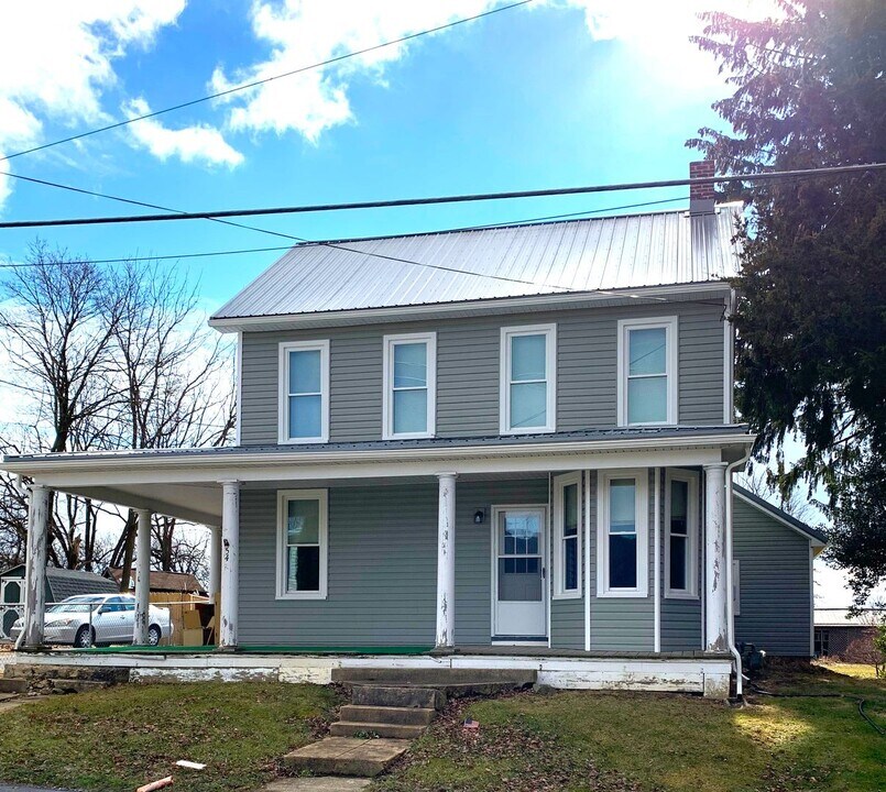 54 W Main St in Fayetteville, PA - Building Photo