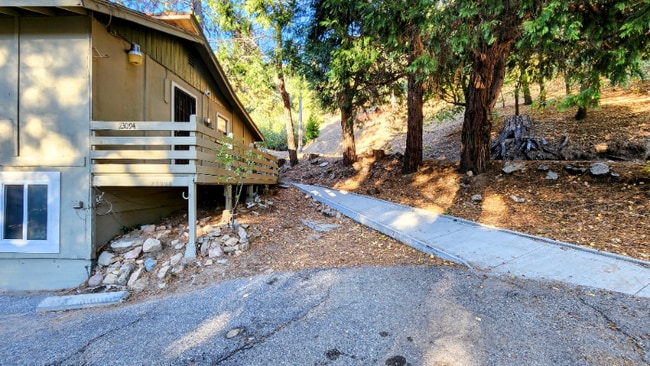 23094 Cedar Way in Crestline, CA - Building Photo - Building Photo