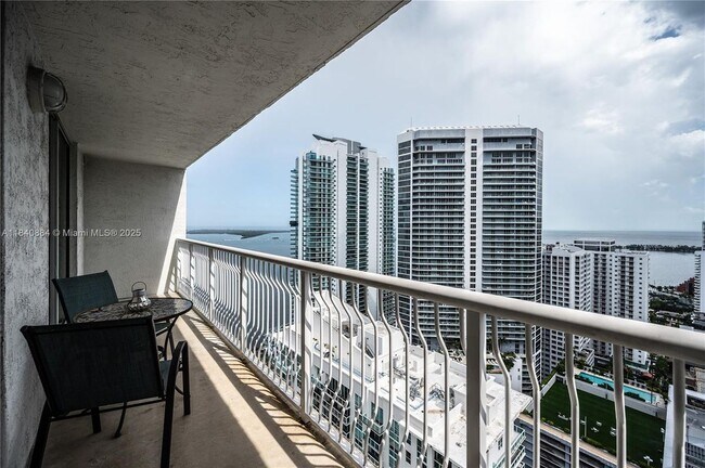 1200 Brickell Bay Dr in Miami, FL - Building Photo - Building Photo