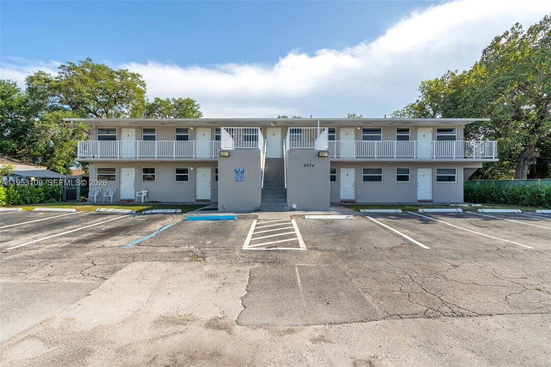 6034 Arthur St in Hollywood, FL - Building Photo