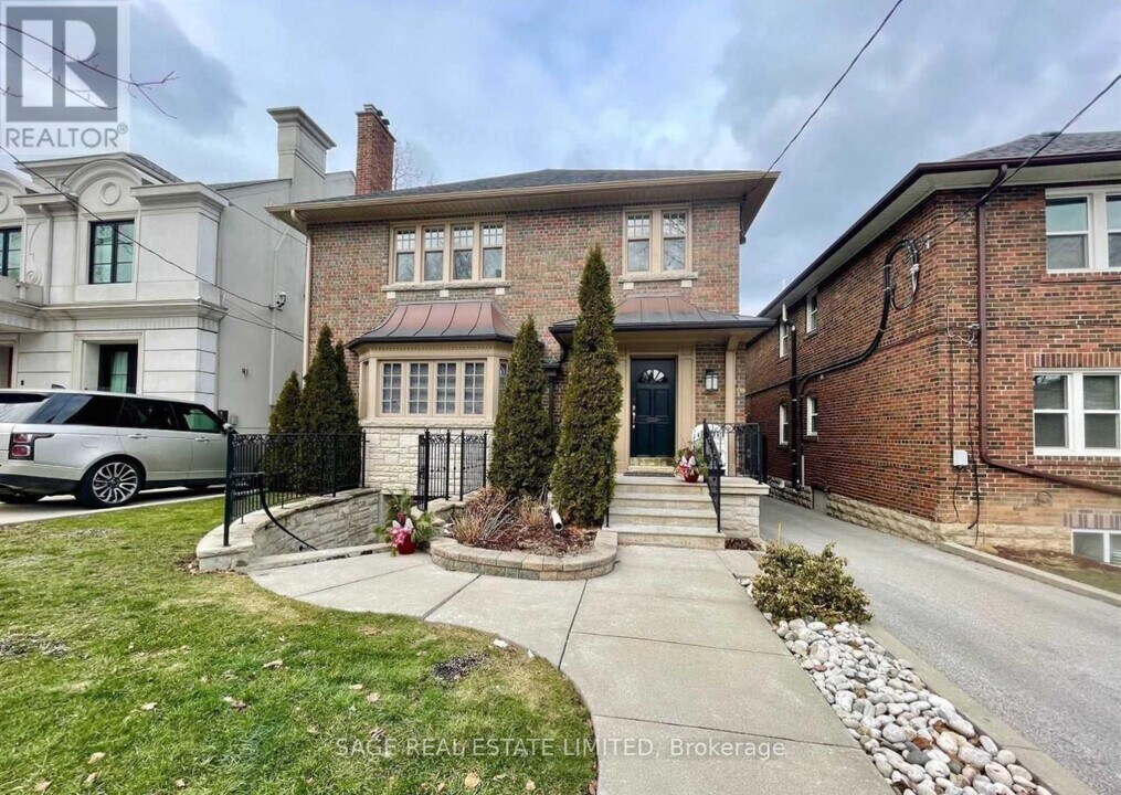 4 Killarney Rd in Toronto, ON - Building Photo