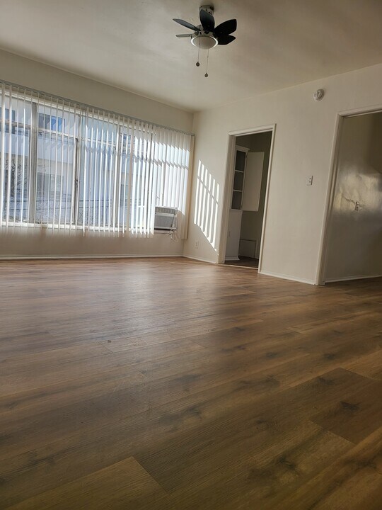 7032 Hawthorn Ave in Los Angeles, CA - Building Photo