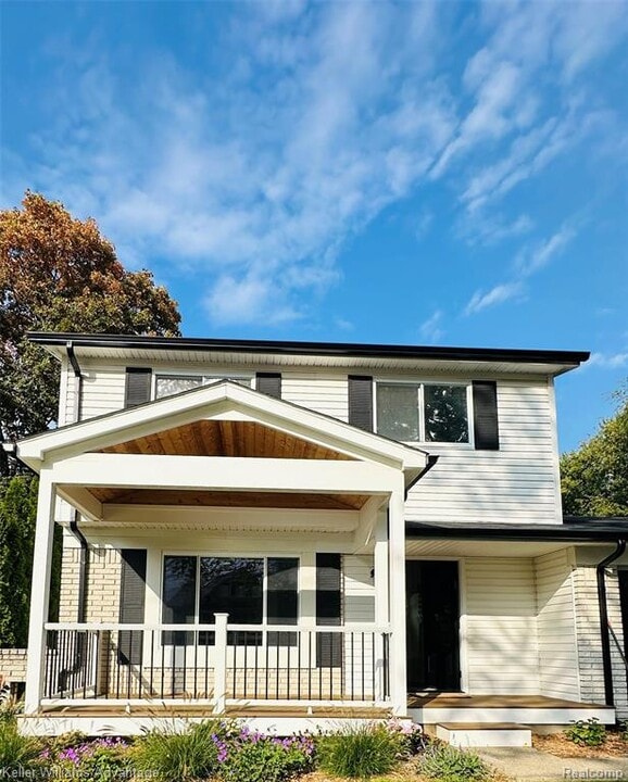 1684 Rustic Ln in Keego Harbor, MI - Building Photo