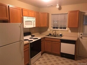 22301 Atlantic Pointe in Farmington Hills, MI - Foto de edificio - Building Photo