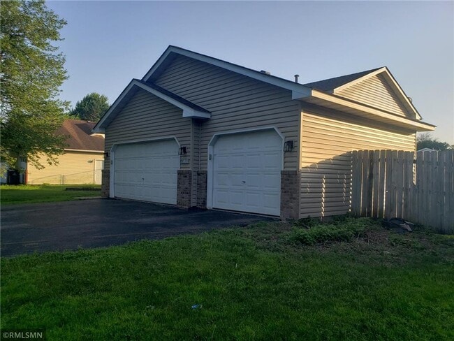 6533 Douglas Dr N in Minneapolis, MN - Building Photo - Building Photo