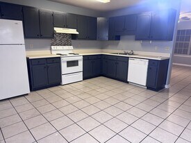 2313 Friar Tuck Ln in Albany, GA - Building Photo