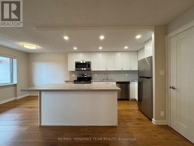 610 Lake St in St Catharines, ON - Building Photo - Building Photo