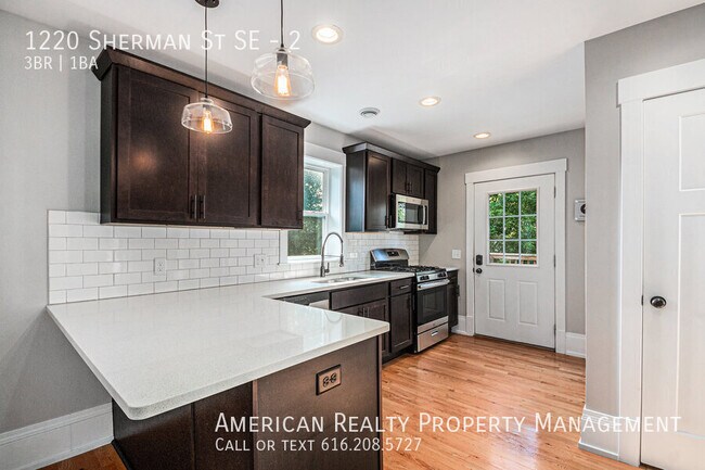 1220 Sherman St SE in Grand Rapids, MI - Building Photo - Building Photo